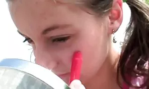 Açıq havada kiçik tü ...