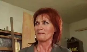 Qırmızı saçlı nənə e ...