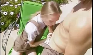 Arıq yeniyetmə pişik ...